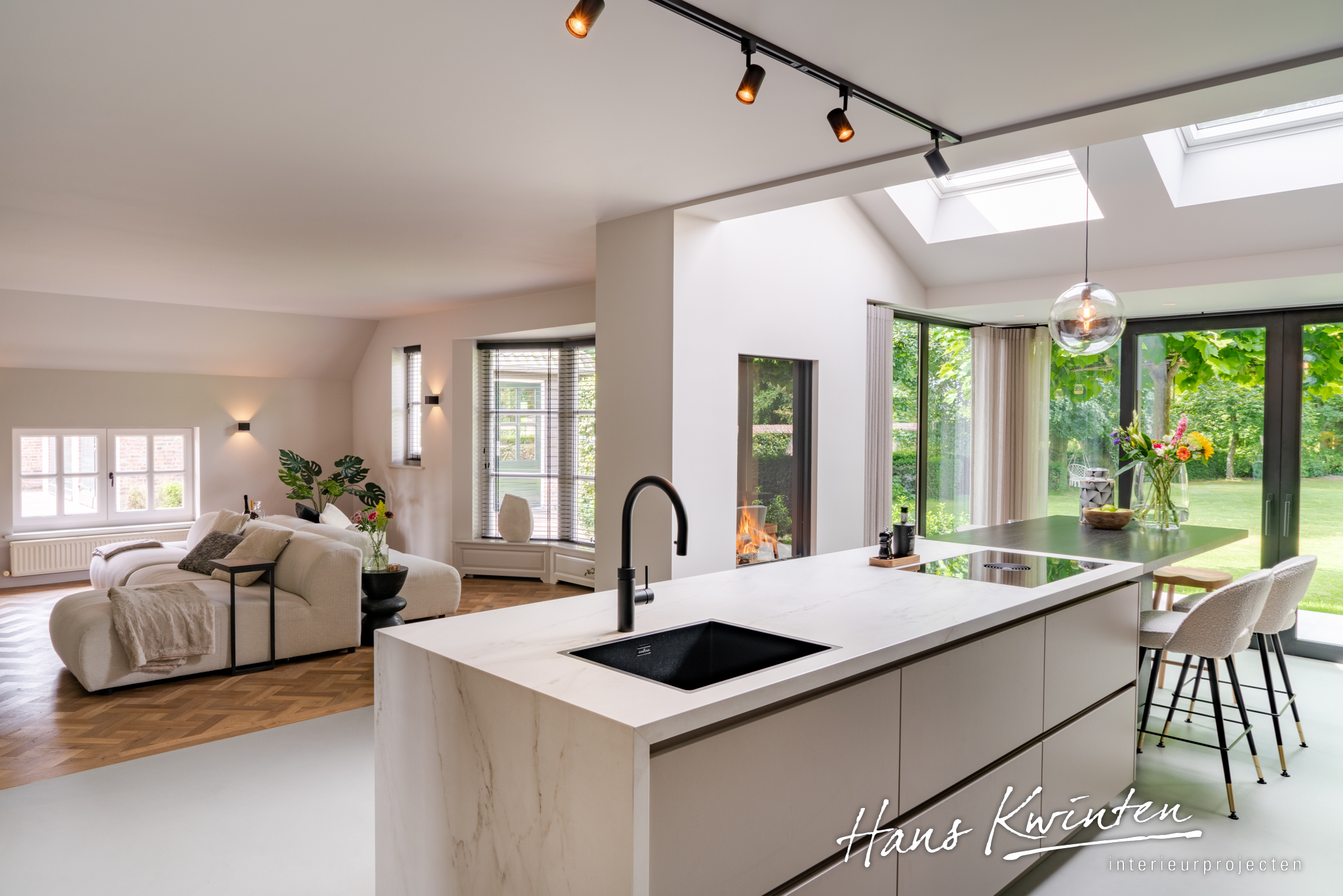 Neuken Spijsverteringsorgaan diep keuken met groot kookeiland - Hans Kwinten Interieur
