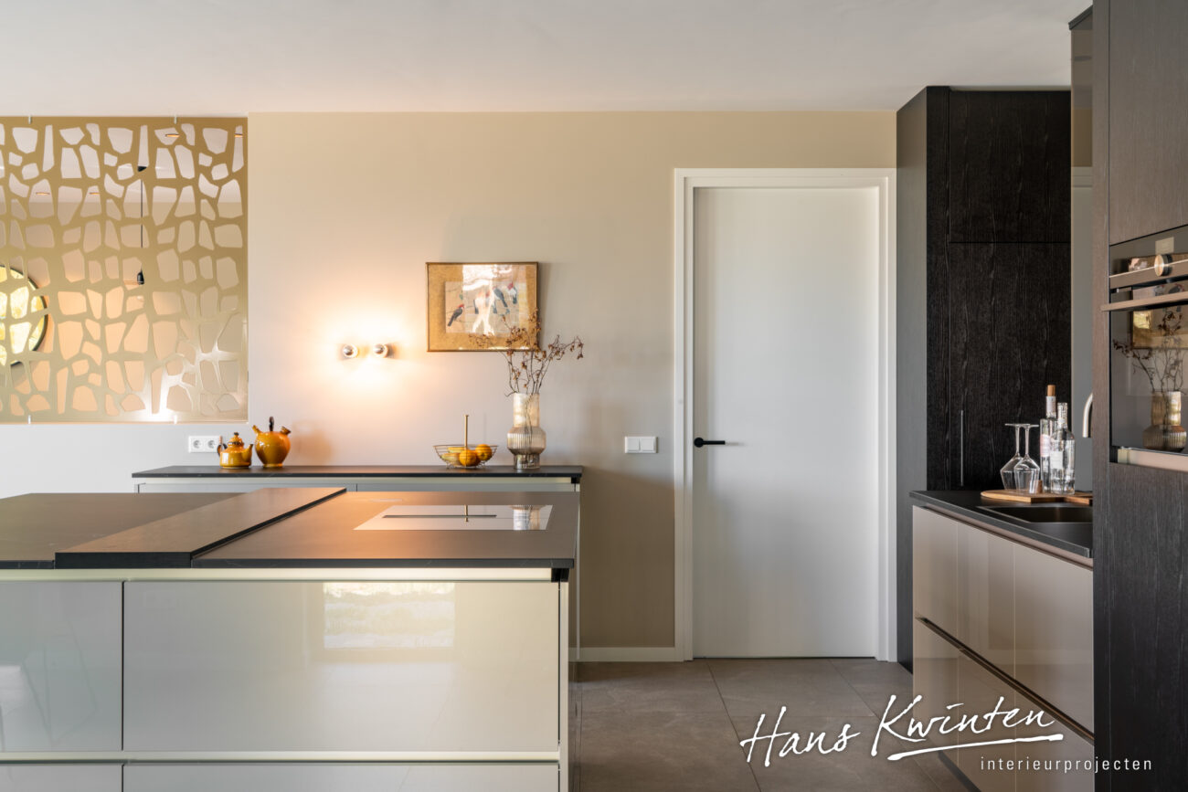 Moderne keuken met wijnrek - Hans Kwinten Interieur